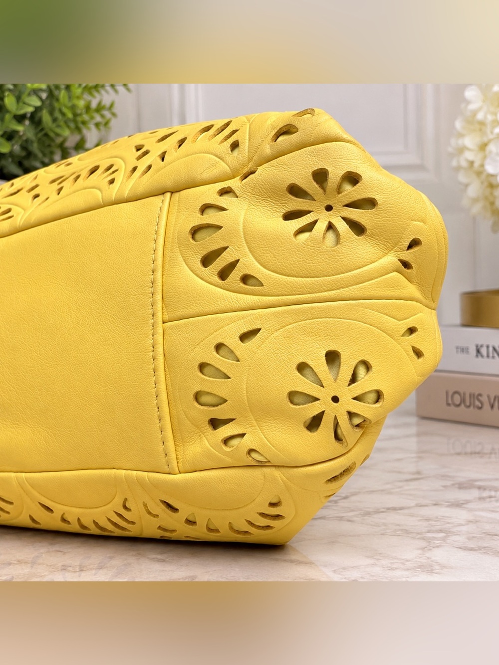 2013 Coach Ashley Lace Eyelet Leather Carryall F21883 – Vintage-Era Rare Yellow - Picture 7 of 16
